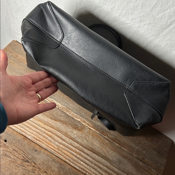 Bueno Classic Black Leather Tote - Picture 4 of 8